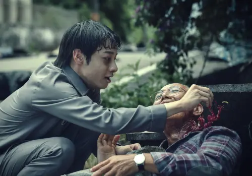 ▲劉修甫拔起爺爺身上的血玉葉猛吃。（圖／Netflix提供）