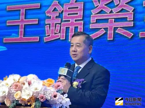 ▲台灣港務公司總經理王錦榮說明高雄港務分公司推動高雄港第4貨櫃中心第121號碼頭後線場地招商業務的情形。(圖／記者黃守作攝)