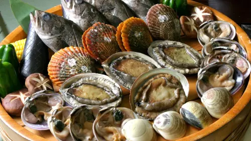 ▲伊勢志摩的特色美食包括伊勢龍蝦、安乘河豚、鮑魚等新鮮海鮮。（圖／翻攝畫面）