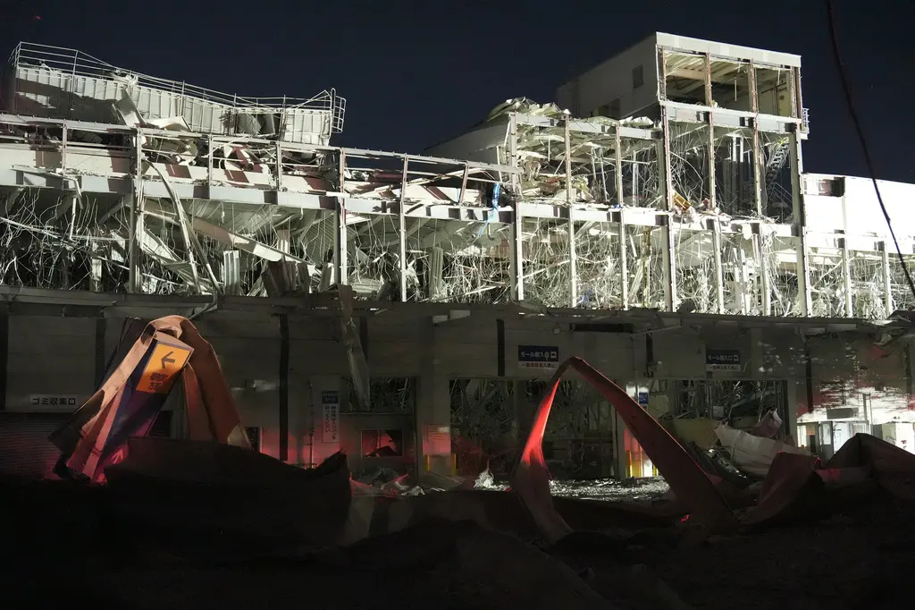 ▲日本熊本AEON的永旺夢樂城地震後發生爆炸，深夜救援工作仍在進行中。(圖／美聯社／達志影像）