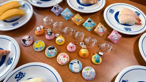 ▲藏壽司x三麗鷗「夏日海邊」18款扭蛋，6款公仔吊飾、6款亮面胸章、6款電壓菱形吊飾。（圖／藏壽司kurasushi.tw）