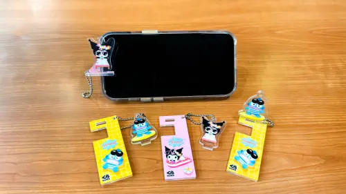 ▲三麗鷗家族壓克力手機支架吊飾。（圖／藏壽司kurasushi.tw）
