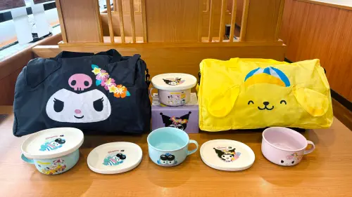 ▲三麗鷗旅行收納袋、陶瓷碗盤組。（圖／藏壽司kurasushi.tw）