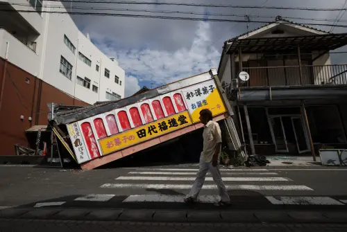 熊本地震後「大規模山崩」！車輛被困土石堆動彈不得