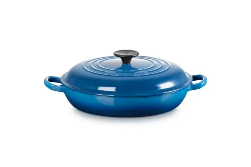 ▲Le Creuset 淺底鐵鍋 26 cm (馬賽藍) 原價15000 元 特價 5300 元。（圖／業者提供）