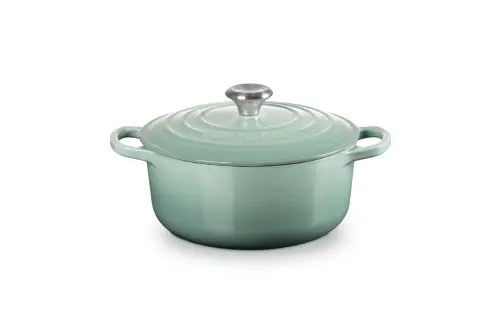 ▲Le Creuset 典藏圓鐵鍋 20 cm (悠然綠) 鋼頭，原價13700 元 特價5200元，限8月1日。（圖／業者提供）