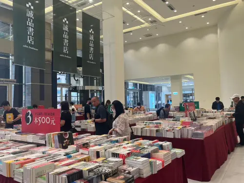 ▲新竹巨城店曬書市集、高雄義享好物市集，推出年度最大折扣！中文圖書6本500元、雜誌99元起。（圖／誠品提供）