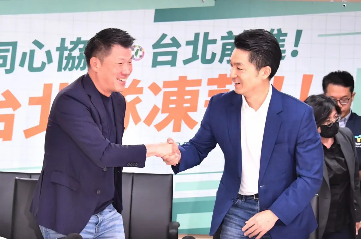 ▲台北市議會民進黨團總召王閔生與台北市長蔣萬安握手致意。（圖／台北市政府提供）