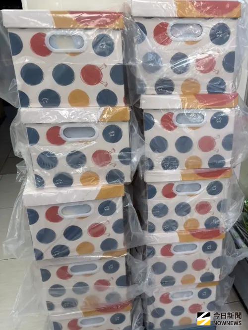 ▲HAHABABY聯名福箱傳出全數退貨，記者直擊商品已撤下，與店內待回收物品一同堆放。（圖／記者趙浩雲攝）