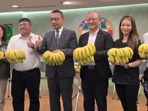 哪根香蕉最好吃？徐國勇揭「選蕉撇步」　與蔡易餘認購萬斤挺農民