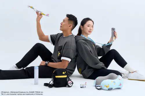 ▲華航「皮卡丘彩繪機 CI2」聯名商品包括手機掛繩組、短袖 T 恤與長袖帽 T 。（圖／華航提供）