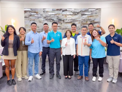 屏東8青農獲百大青農殊榮　周春米表揚肯定