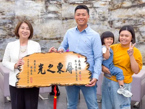 ▲縣長周春米頒贈賀匾給第八屆百大青農吳東祐。（圖／屏東縣府提供）