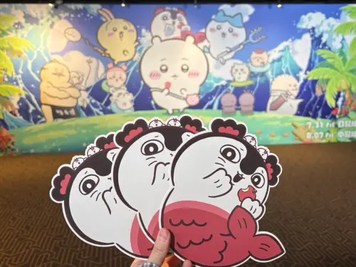 ▲配合電影「人魚島」劇情，首映會現場發送賽蓮邀請卡。（圖／記者林若瑋攝）