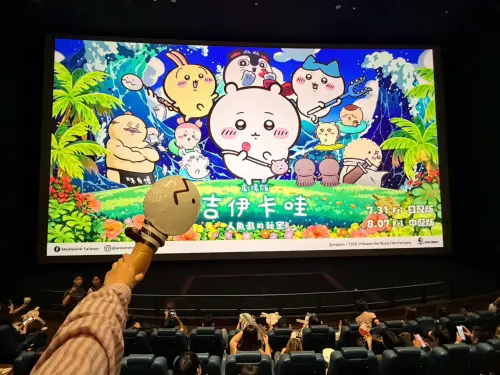 ▲首映會吸引大批粉絲到場，觀眾揮舞「討伐棒」充氣應援棒，戲院氣氛相當熱烈。（圖／記者林若瑋攝）