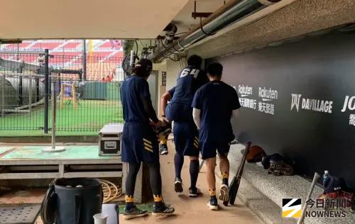 黃恩賜回一軍僅3天卻突傷退！被隊友背下場　平野證實已送醫檢查