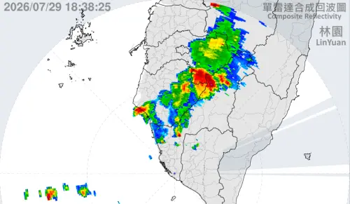 ▲今（29）日晚間嘉義及臺南地區有局部大雨發生的機率，請注意雷擊及強陣風，山區請慎防坍方、落石及溪水暴漲，低窪地區請慎防積水。（圖／中央氣象署cwa.gov.tw）