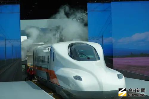 高鐵新世代列車今出廠　高雄8地標同步點亮橘燈迎接新車到港