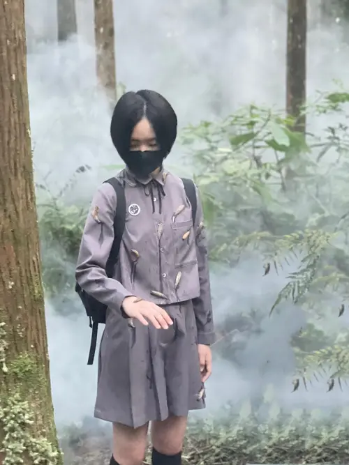 ▲Elly當時被蛞蝓爬滿全身，完美復刻了伊藤潤二畫出的蛞蝓少女。（圖／Elly IG@polarbearelly）