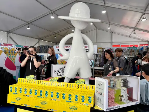 ▲《航海王》LUFFY’s公仔系列在快閃店展出販售，現場還設有大型魯夫造型裝置。（圖／記者林若瑋攝）