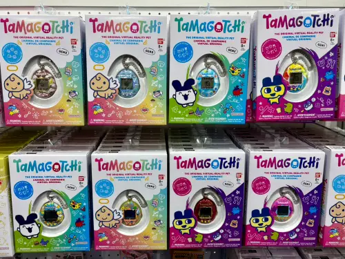 ▲Tamagotchi電子雞也是快閃店人氣商品之一，現場陳列多款不同世代與配色。（圖／記者林若瑋攝）