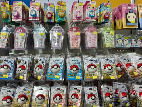 ▲現場販售Tamagotchi周邊、寶可夢精靈球玩具及三麗鷗角色商品，商品種類相當多元。（圖／記者林若瑋攝）