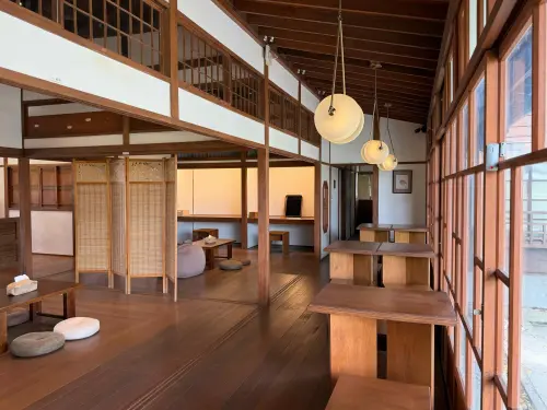 ▲「寶桑小町」建物室內空間廣達46坪，保留了日式官舍的設計，圖為共用休憩空間。（圖／雲品國際提供）