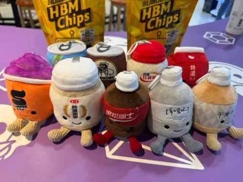 ▲7-11再推出全新「飲料小夥伴」吊飾加價購活動，共有9款角色，都結合人氣飲品品牌。（圖／記者鍾怡婷攝）
