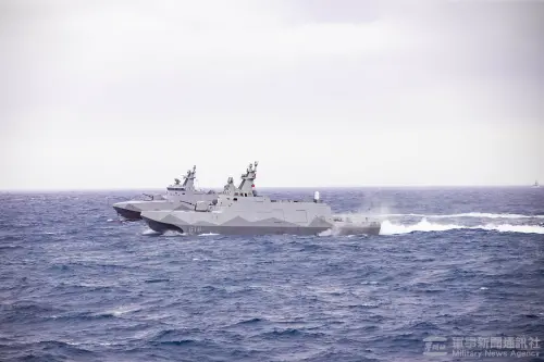 Two ROC Navy Tuo Chiang-class corvettes conduct a maritime exercise. (MNA)