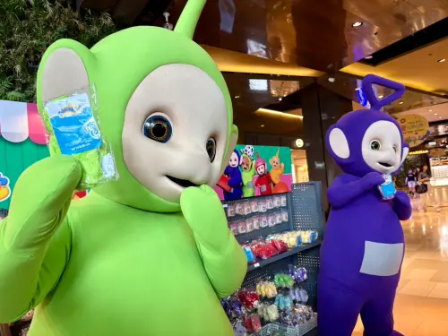 ▲迪西與丁丁拿起快閃店商品展示，化身一日店長向粉絲介紹周邊。（圖／記者林若瑋攝）
