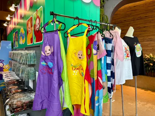 ▲《天線寶寶》快閃店推出角色圍裙、T恤及門簾等服飾與居家周邊。（圖／記者林若瑋攝）