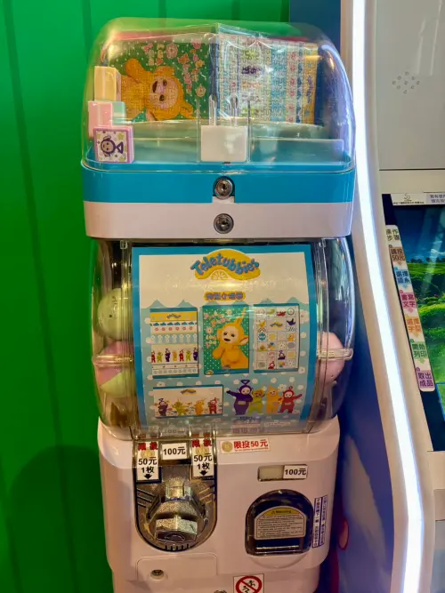 ▲快閃店旁另設主題扭蛋機。（圖／記者林若瑋攝）