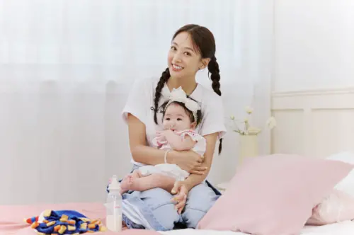 鬼鬼未婚生女從不後悔！首次公開1歲寶貝照片　聽女兒叫媽媽哭了