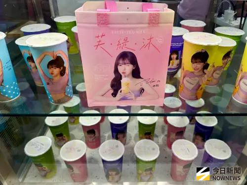▲多款日出茶太x李多慧周邊等大家收集。（圖／記者蕭涵云攝）