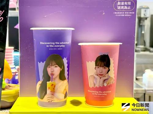 ▲日出茶太推出李多慧聯名紙杯、簽名小卡等周邊商品。（圖／記者蕭涵云攝）