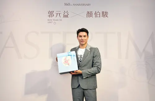 ▲郭元益品牌代言人鳳小岳帶來兒時糕餅記憶的文字書寫，創作作品將與郭元益 160 週年限定伴手禮盒「時味。