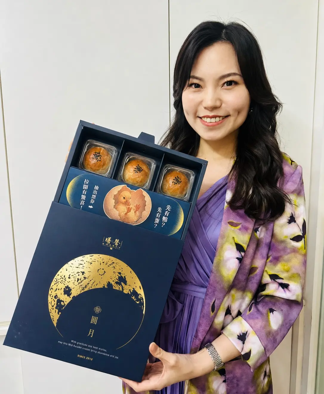 ▲膳馨餐飲集團今年蛋黃酥6入禮盒中藏驚喜，可抽「米其林招牌菜兌換券」，為中秋伴手禮增添話題.（圖／膳馨提供）