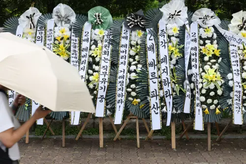 韓股暴跌逼瘋散戶！股民買「喪禮花圈」包圍國會：用選票教訓你們