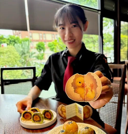 ▲6入禮盒中藏入「米其林招牌菜兌換券」驚喜，消費者有機會抽中馨苑臺菜咖啡「呆丸郎ㄟ黑羽烤雞」美食。（圖／膳馨提供）