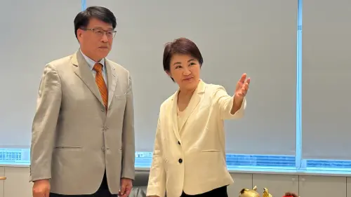 ▲盧秀燕向游盈隆介紹市府內與選務相關的主管。（圖／記者顏幸如攝，2026.07.30）