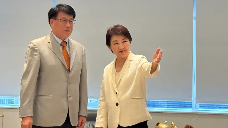    ▲盧秀燕向游盈隆介紹市府內與選務相關的主管。（圖／記者顏幸如攝，2026.07.30）  
