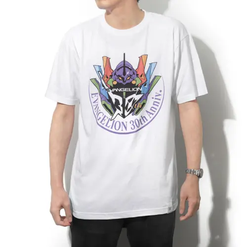 ▲30周年紀念日版T恤，正面印有EVA初號機紀念圖樣。（圖／曼迪提供）