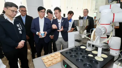▲陳其邁逐一參觀智能機器人咖啡機、紅豆餅製造機、複合式機器人及巡檢移動機器人等系統設備。（圖／高市府提供）