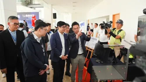 ▲揭幕儀式現場同步展出五項自研智慧自動化設備，包括智能機器人咖啡機、AI 伺服器液冷設備系統等。（圖／翻攝畫面）