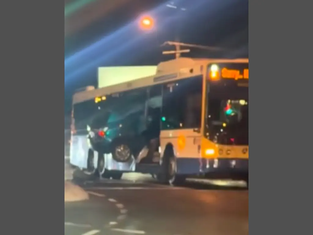 ▲澳洲昆士蘭州布里斯本（Brisbane）本週三發生一起戲劇性的驚悚車禍。一輛轎車因失控騰空飛起，結果竟直接撞擊「卡」在一輛公車的側邊。（圖／翻攝自ABC News影片）