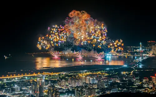 Fireworks light up the sky at the 2025 Tamsui Fisherman's Wharf Midsummer Fun Festival. (New Taipei City Travel)