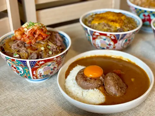 ▲左起：「辛奇KIMCHI和牛牛肉丼」260元、「和牛漢堡排咖哩飯」520元。（圖／記者蕭涵云攝）