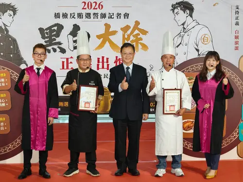 ▲現場最大亮點，是邀請內門知名總舖師阿隆師、阿成師「掌杓」，與檢察官黃聖淵、周子淳攜手合作，「剷除黑金白賊、端出公平正義」的澎湃佳餚。（圖／臺灣橋頭地方檢察署提供）