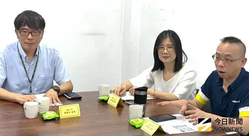 ▲關務署高雄關業務一組組長杲景祥(左)率課長蔡芳麗(右2)、股長謝明翰(右1)說明查緝豬肉及其製品郵件的情形。(圖／記者黃守作攝，2026.07.30)