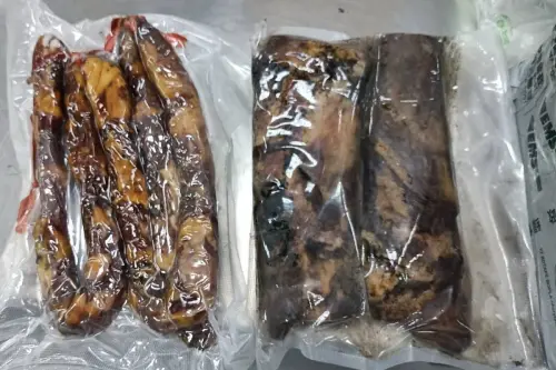 ▲高雄關業務一組郵務股人員在高雄郵件中心郵件查獲的豬肉及其製品。(圖／關務署高雄關提供)